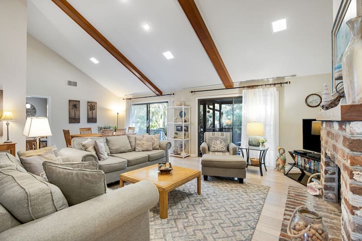 Shaded Lakeview Home W/ Deck, Porch & Near Beach - Kiawah Island, SC