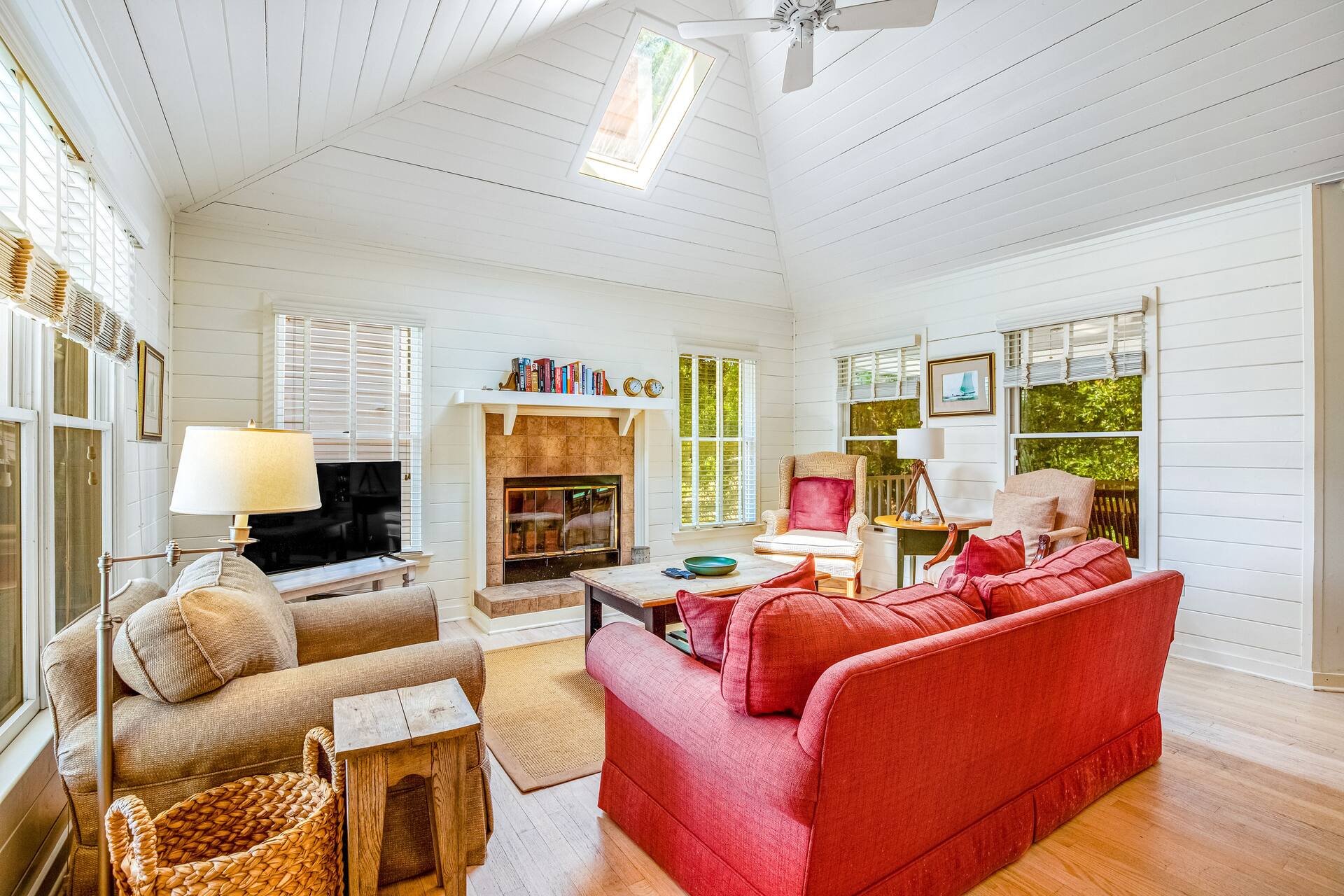 Casual cottage w/screened porch & shared pool - wa — photo 2