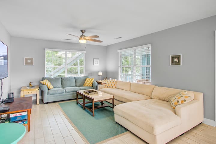 Dog-friendly Retreat Near Beach W/ Porch & Grill - Isle of Palms, SC