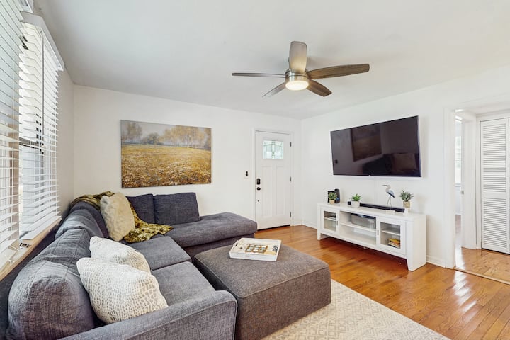 Dog-friendly Bungalow W/ A Fenced Yard, & Deck - Tampa, FL