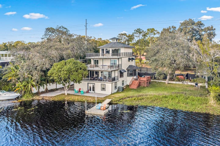 Sprawling River View Estate W/ Game Room & Dock - Tampa, FL