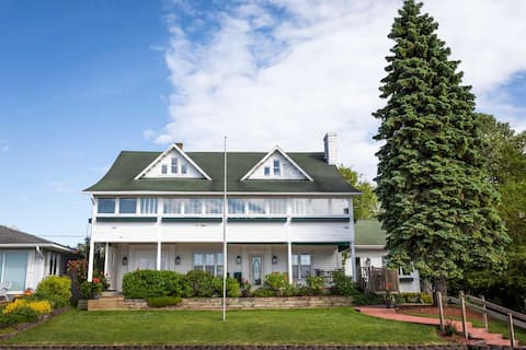 The Inn at Beulah Beach on Crystal Lake