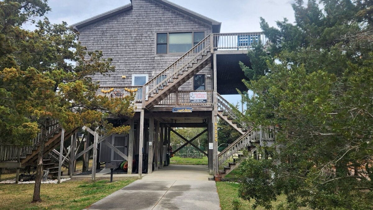 Sunny 4BR | Balcony | Washer/Dryer