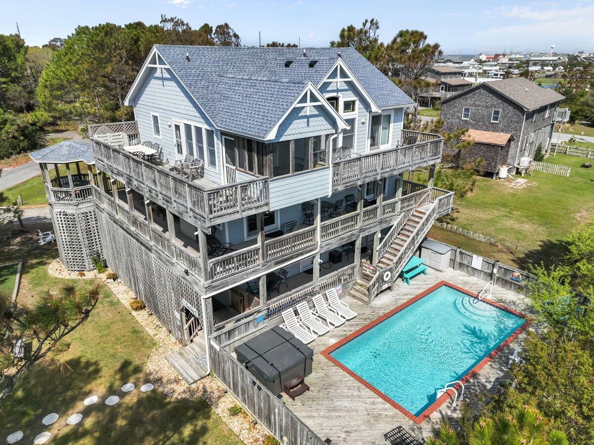 5BR home with central AC, pool and hot tub