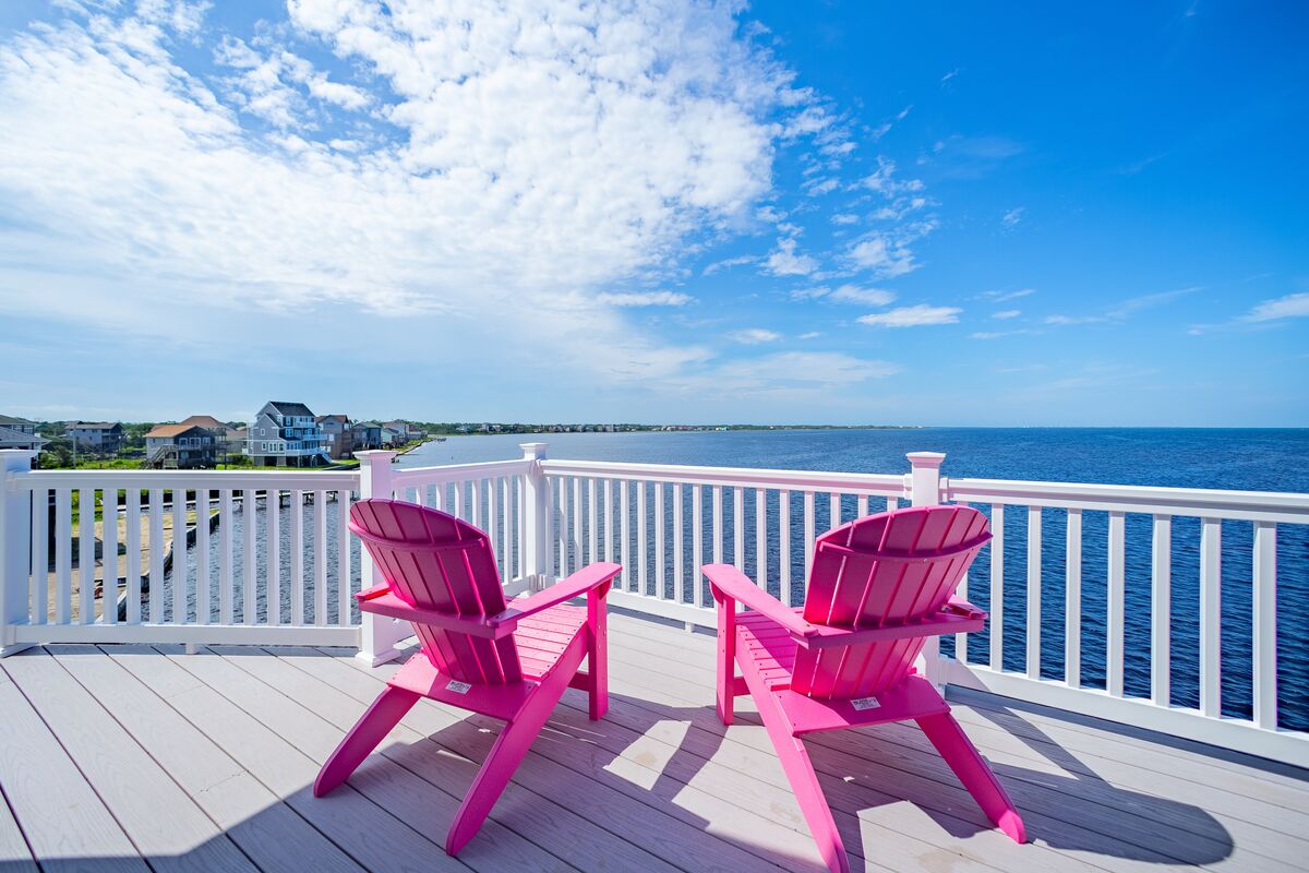 3BR Soundview | Pool | Hot Tub | Dock | Balcony
