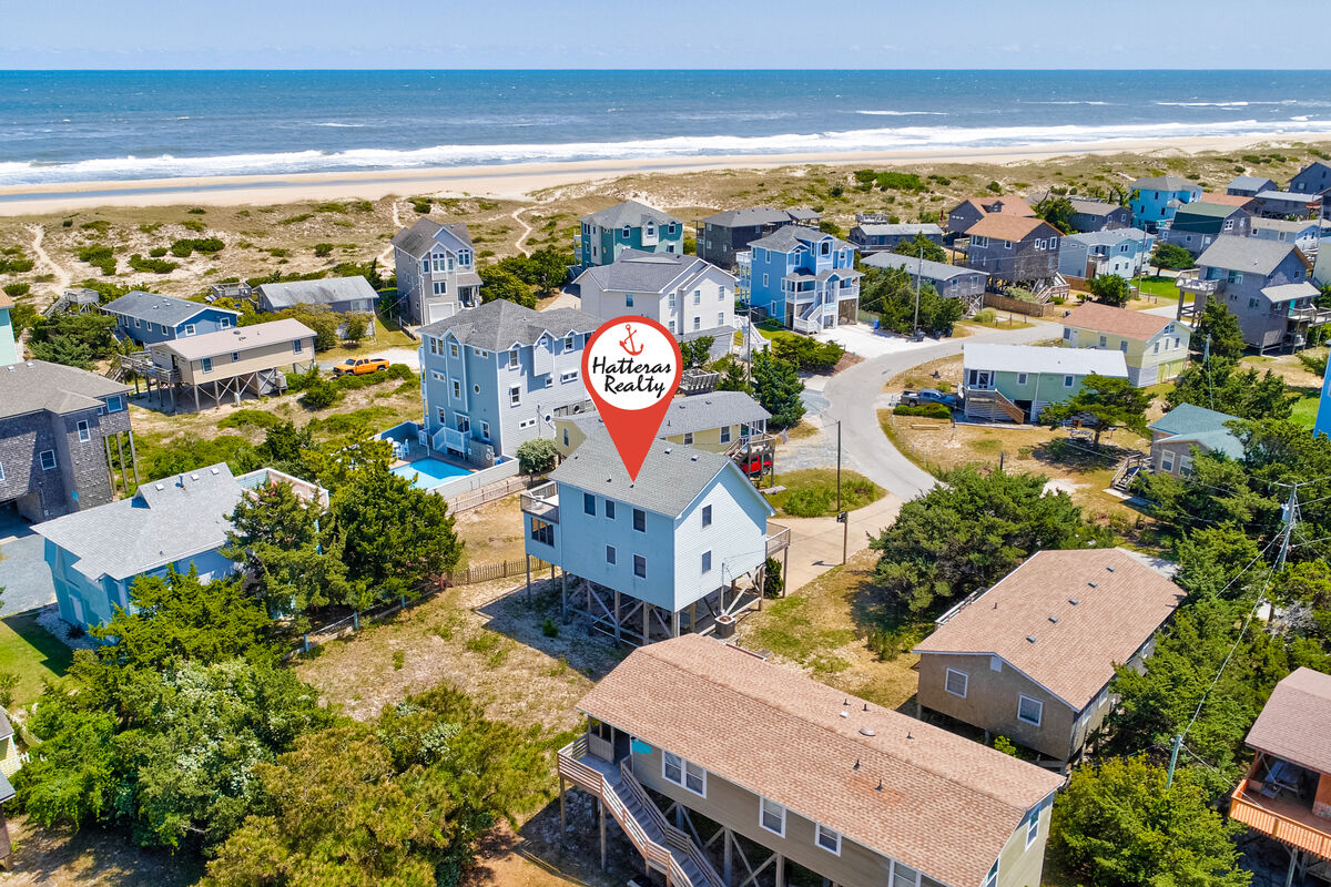 Bright island 3BR with pool, private hot tub, & AC