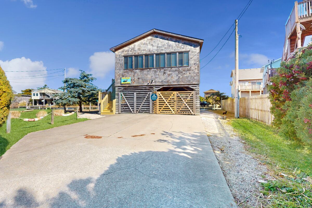 Water-view 3BR with pool access, dog-friendly