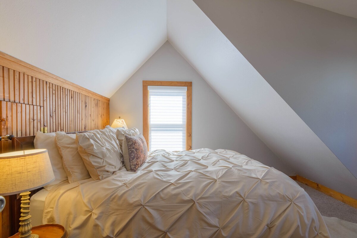 მე-2 სართულის სასტუმრო ოთახი დედოფალთან ერთად