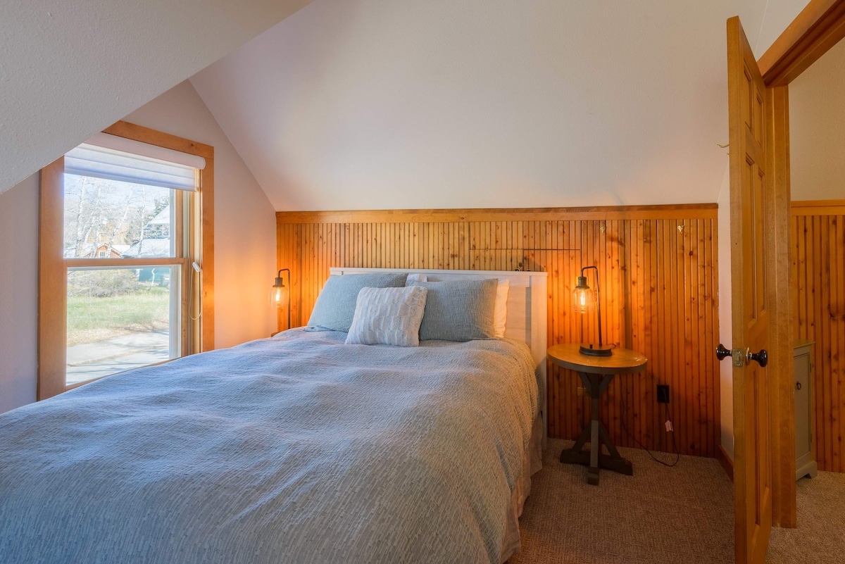 მე-2 სართულის სასტუმრო ოთახი 152 × 203 სმ საწოლით