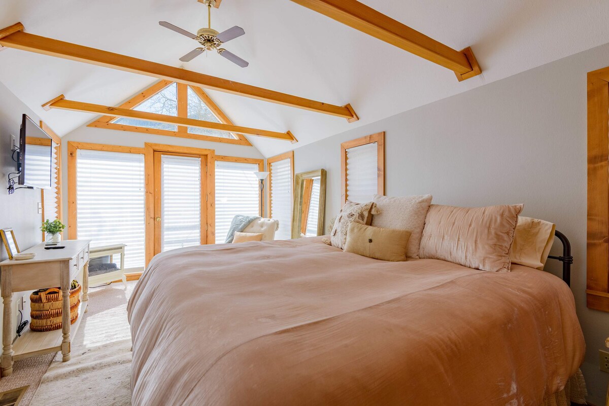 Ძირითადი საძინებელი ტელევიზორით, ტერასა