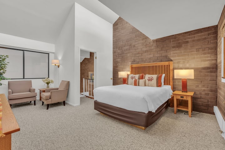 ห้องนอน 1: เตียงควีนไซส์ ชั้นบน สมาร์ททีวี ห้องน้ำในตัว ตู้เสื้อผ้า