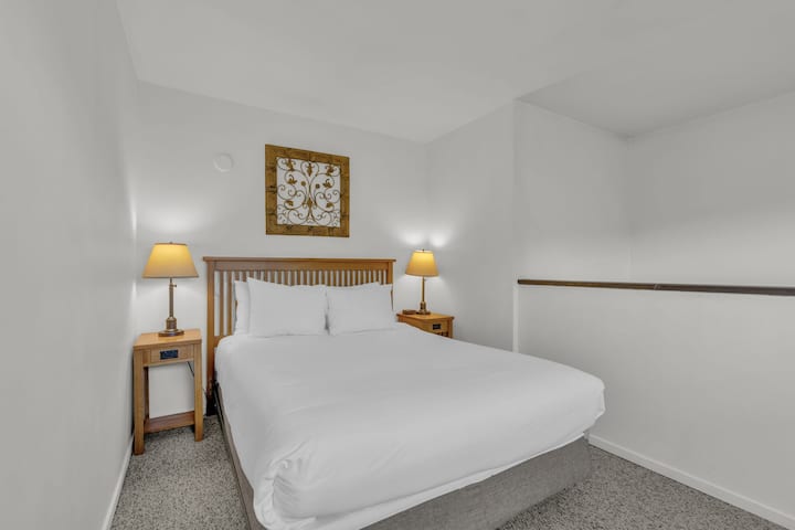 ห้องนอน 4: เตียงควีนไซส์ ลอฟท์ ห้องน้ำในตัว