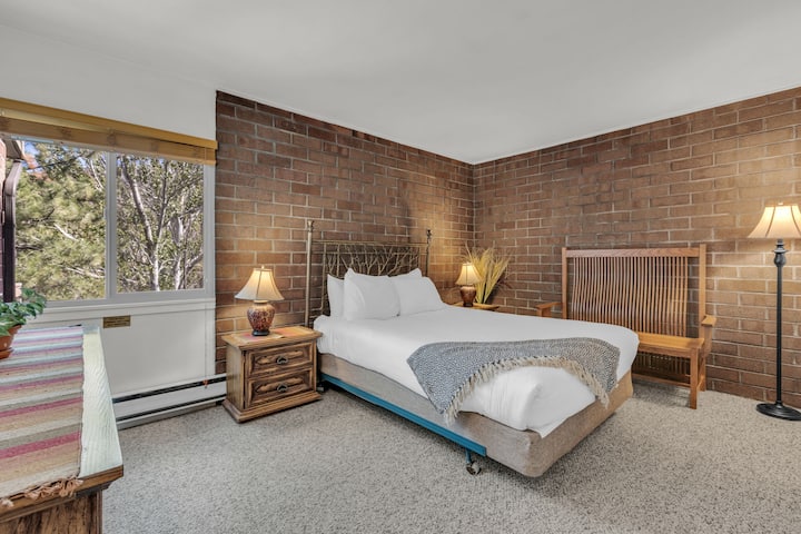 ห้องนอน 3: เตียงควีนไซส์ ชั้นหลัก โต๊ะเครื่องแป้ง