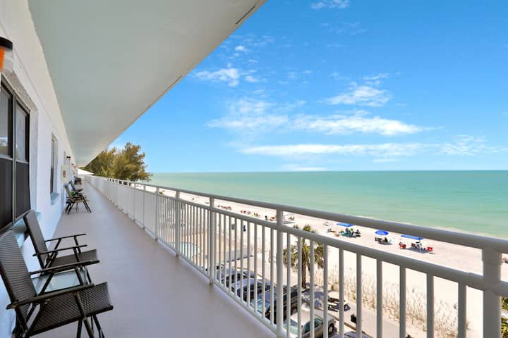 Bright, Gulf Front Condo Just Steps From The Beach - Treasure Island Beach, Treasure Island