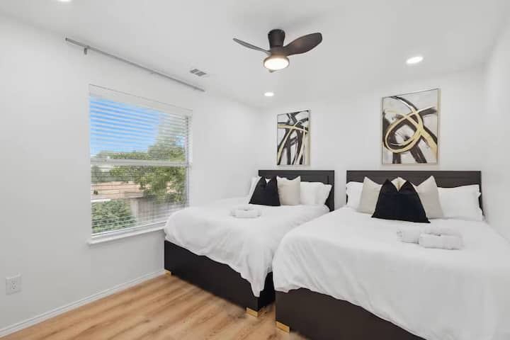 Დაისვენეთ მშვიდად და კომფორტულ საძინებელში.