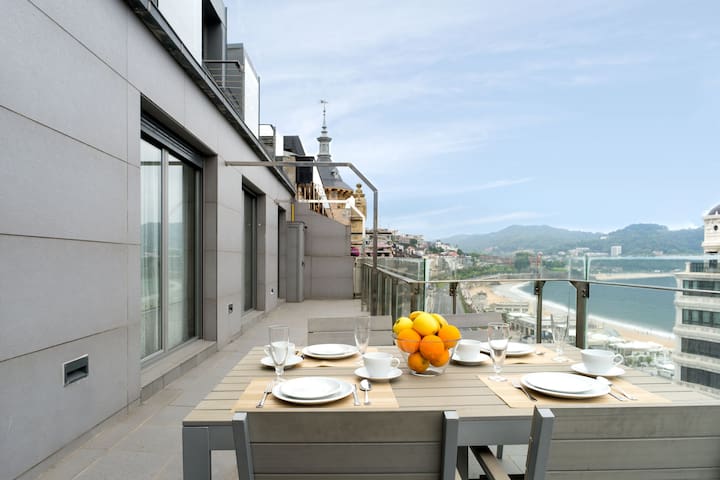 Niza La Concha, terrace with beach views