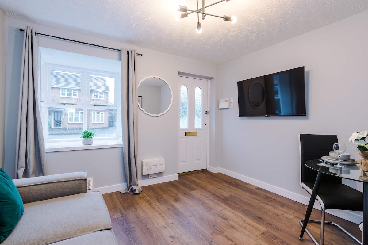Cosy | 2 Bed | Wigan | Free Parking | Long Stays