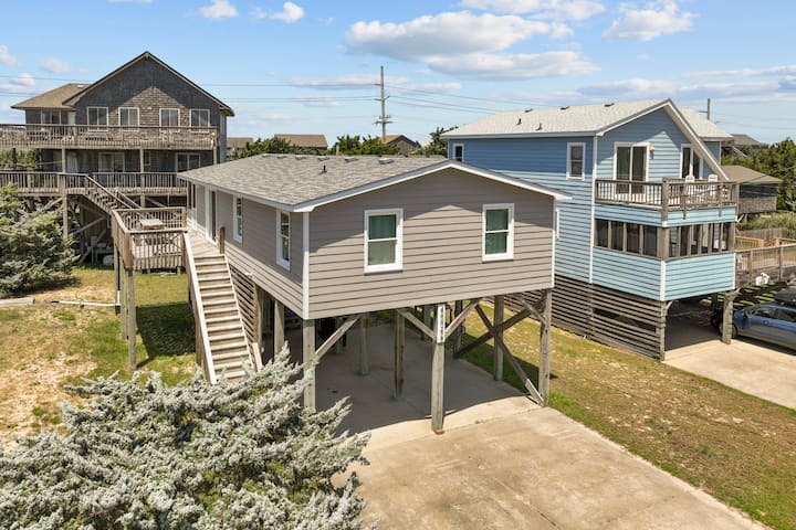 Pet-friendly Updated Avon Coastal Getaway - Avon, NC