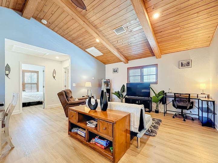 ห้องนั่งเล่นพร้อมเกม/สถานีทำงาน