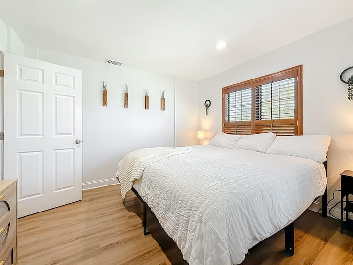 ห้องนอนหลักพร้อมเตียงคิงไซส์