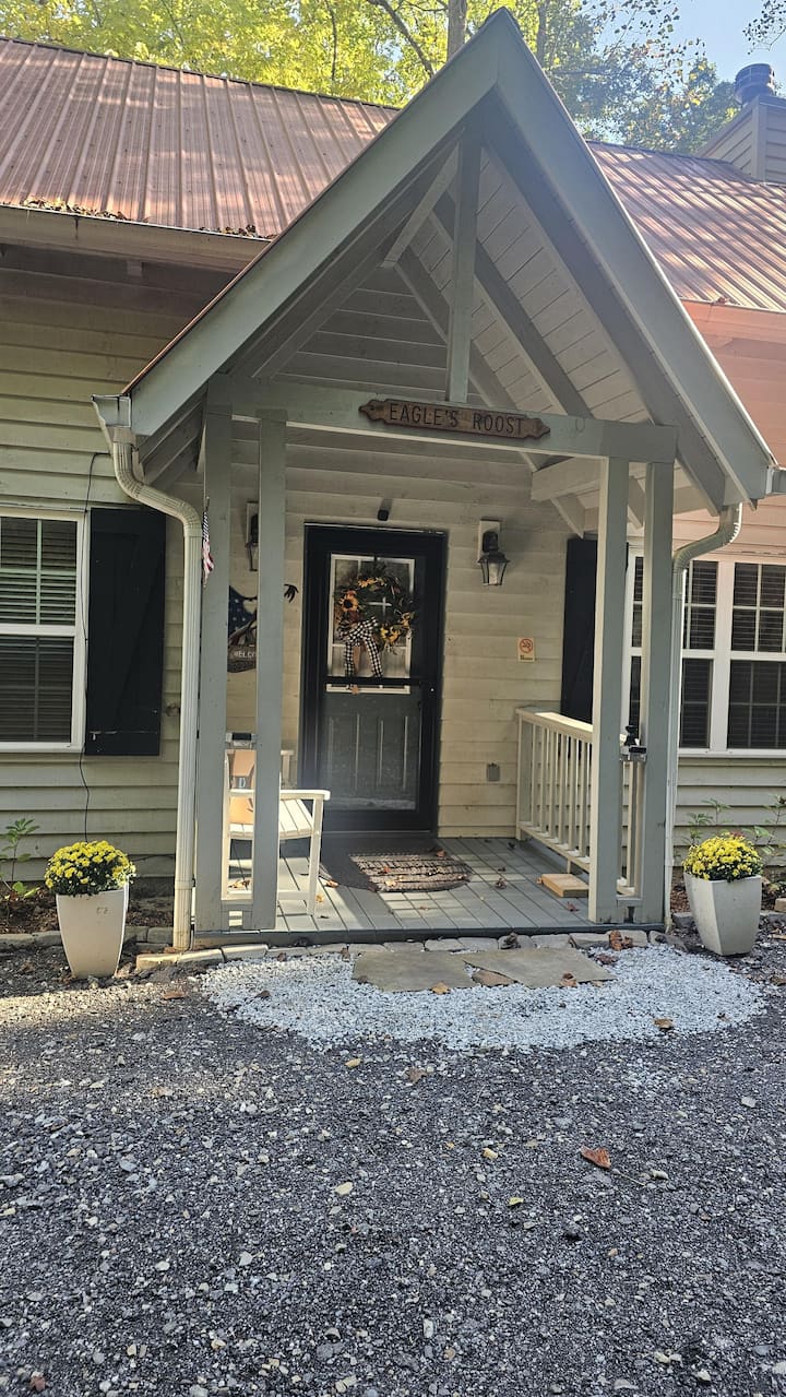 Eagles Roost Cabin, Stunning Treetop Mtn Views - Blairsville, GA