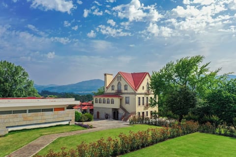 Luxury and Nature Retreat w/ pool, jacuzzi & BBQ