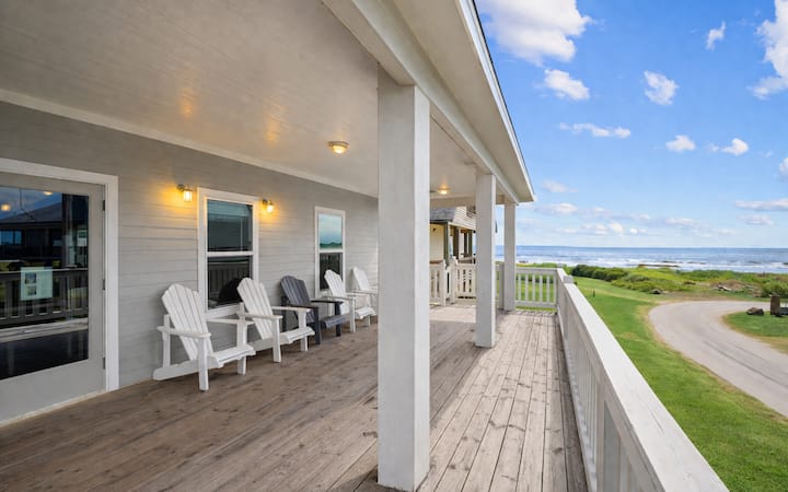 Cozy 4br Walk To Beach | Large Deck | Sleeps 18 - Crystal Beach