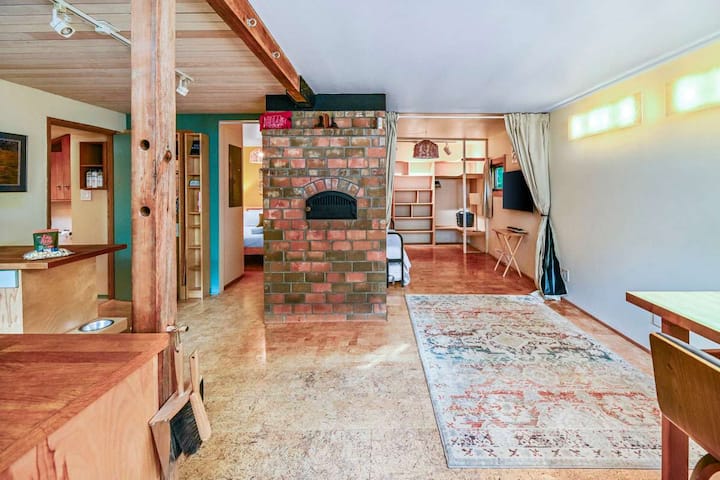 Nn - The Hawks Nest - Whimsical Downtown Hideaway - Whitehorse