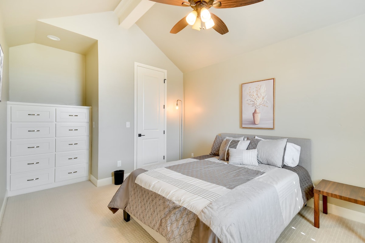 Dhomë gjumi e ndritshme për vizitorë me krevat dopio "queen" dhe ventilator tavani.