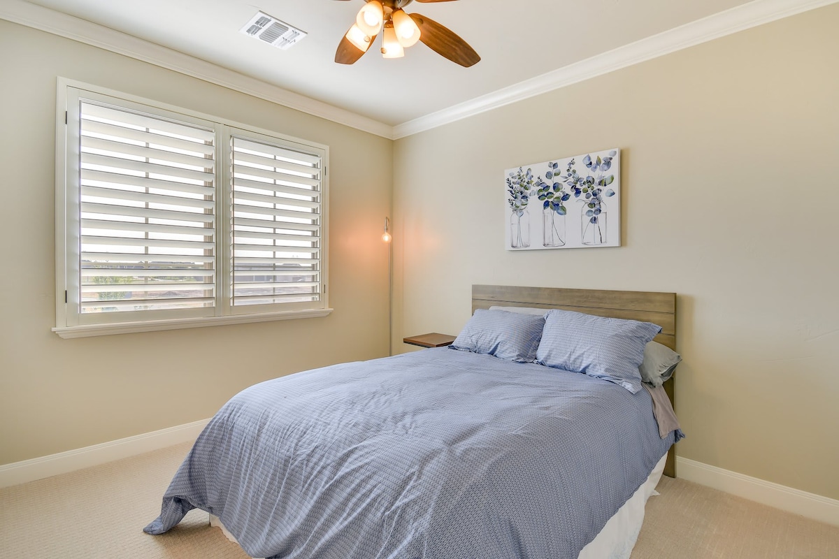 Dhomë gjumi e qetë me çarçafë të butë dhe tone të ngrohta.