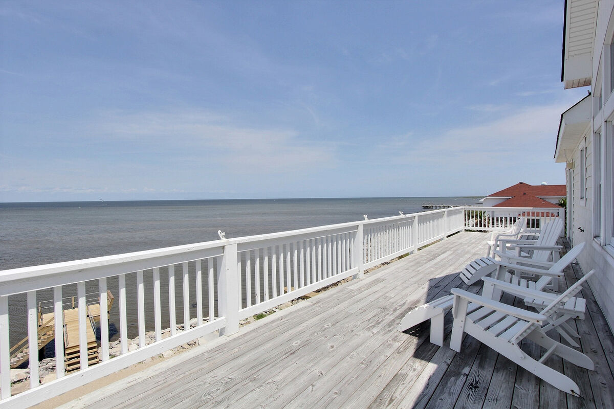 5BR Soundview | Dog Friendly | Pool/Hot Tub | W/D