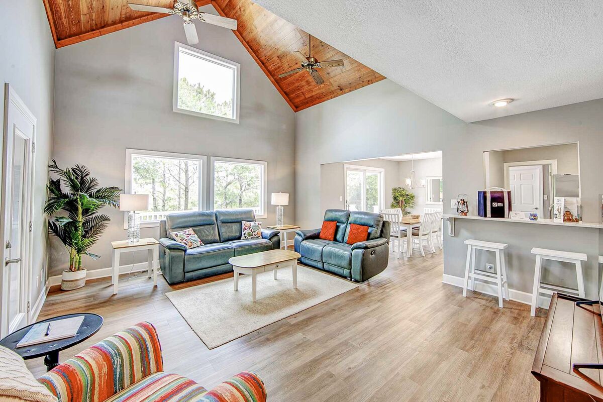 Charming 3BR home with Private Hot tub and WIFI