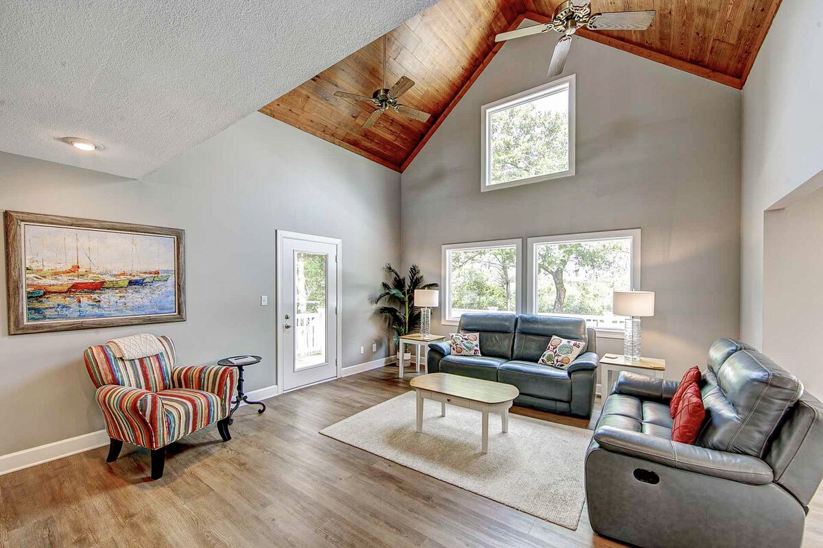 Charming 3BR home with Private Hot tub and WIFI