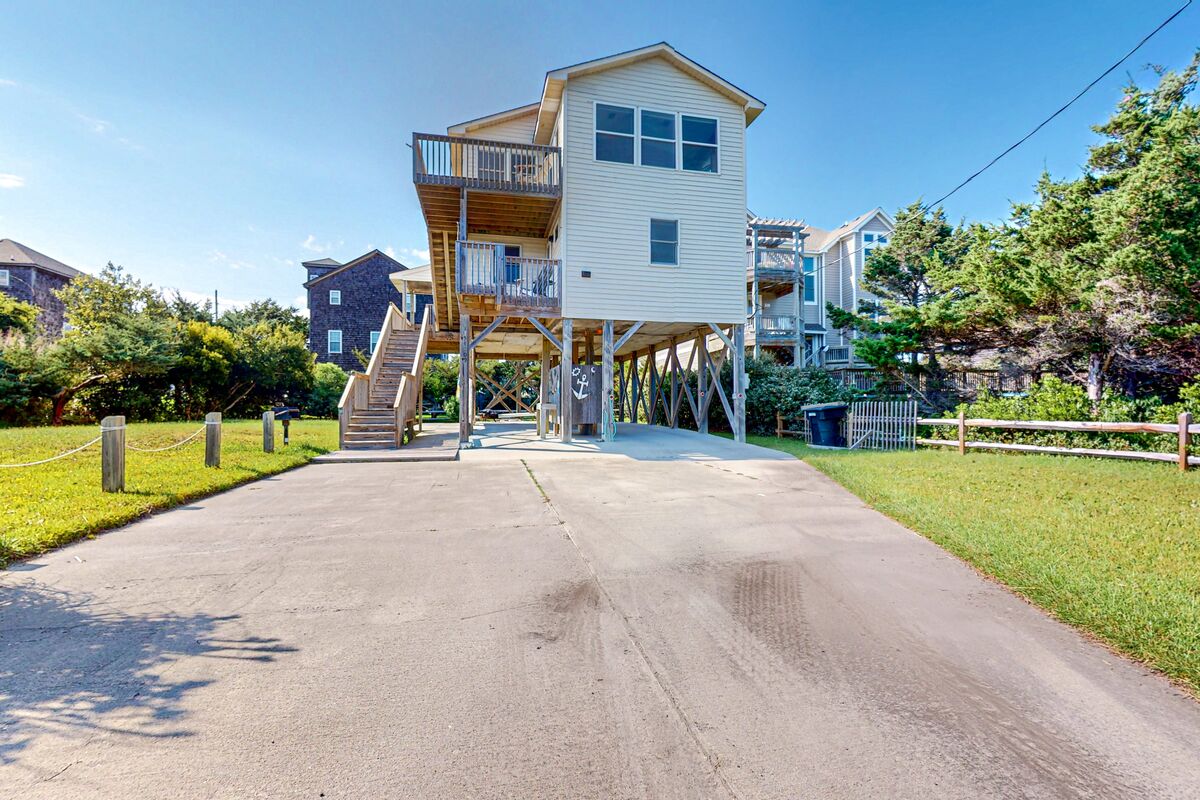 4BR water view home with pool access, dog-friendly
