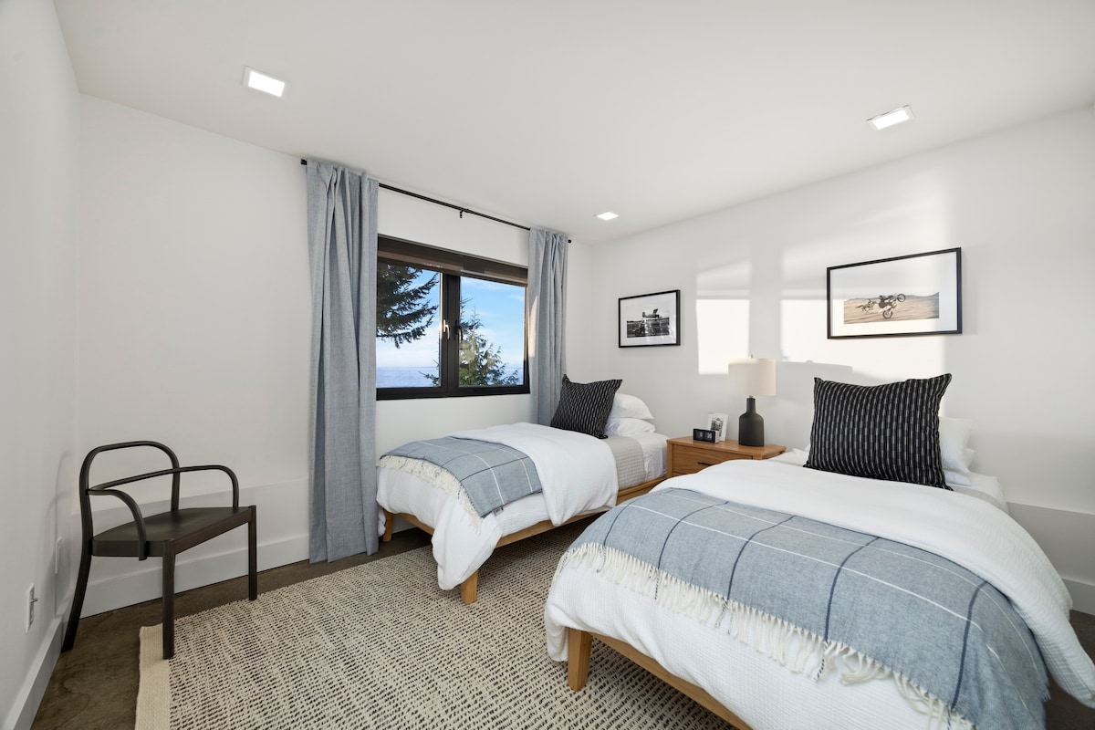 Habitación doble luminosa con ventanas con vista a la bahía, ideal para niños, amigos o arreglos flexibles para dormir.