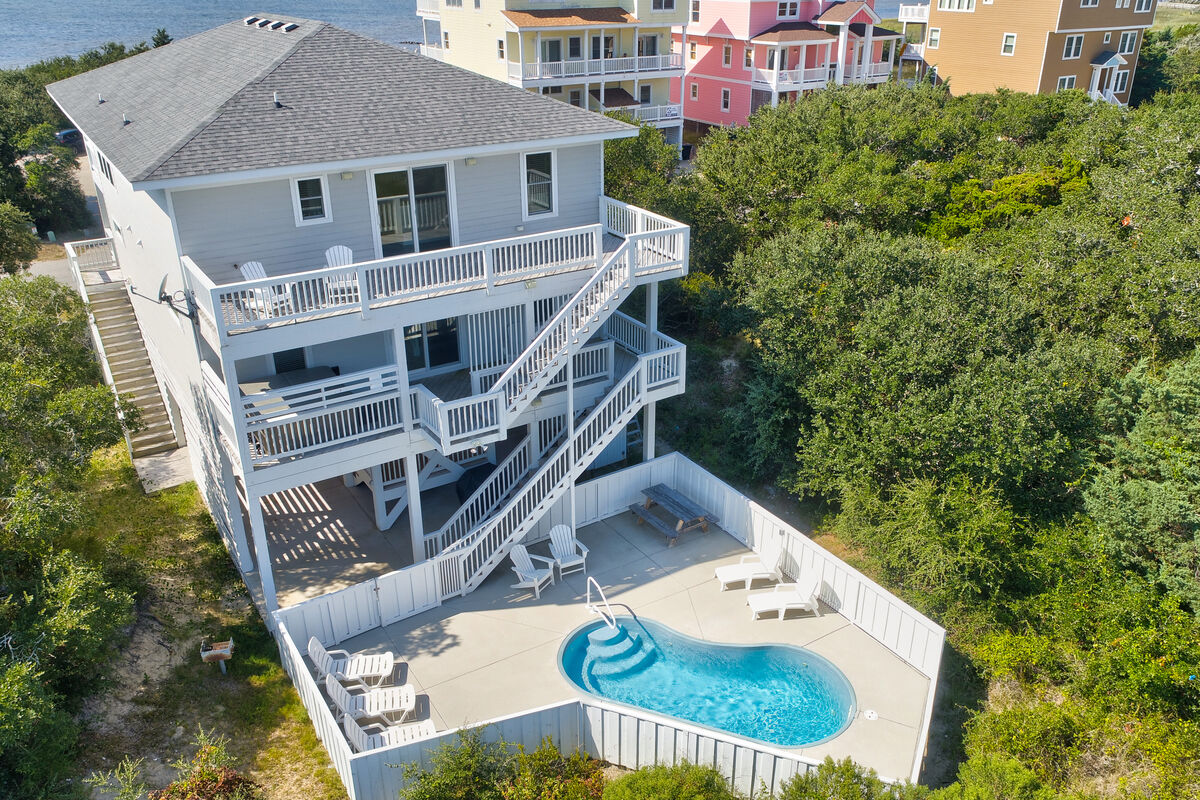 Easy 'n Breezy: Sound access/views, private pool
