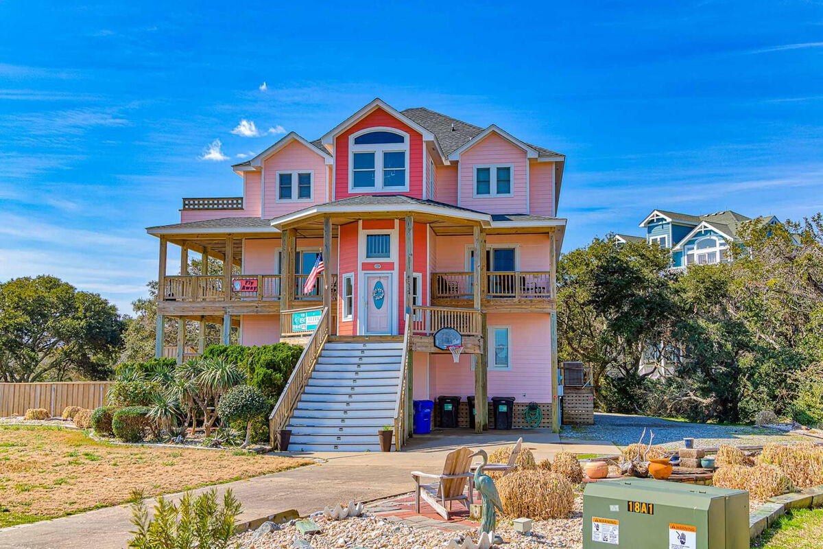 Luxury 6BR Soundview | Dog Friendly | Pool