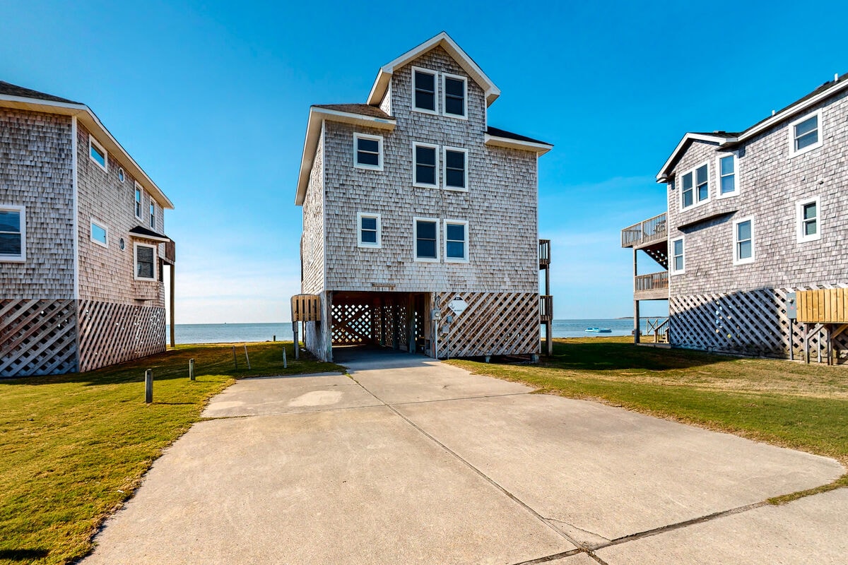 4BR Soundview | Pool | Hot Tub | Dock | Deck