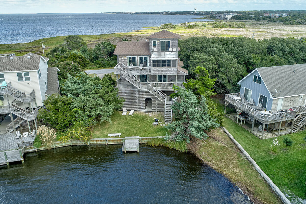 4BR Soundview | Pool | Hot Tub | Dock | Balcony