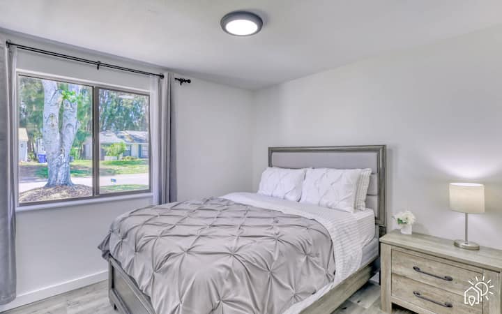 Spálňa: Svetlý a vzdušný raj s výhľadom na prírodu a mäkkou posteľnou bielizňou pre pokojnú noc!