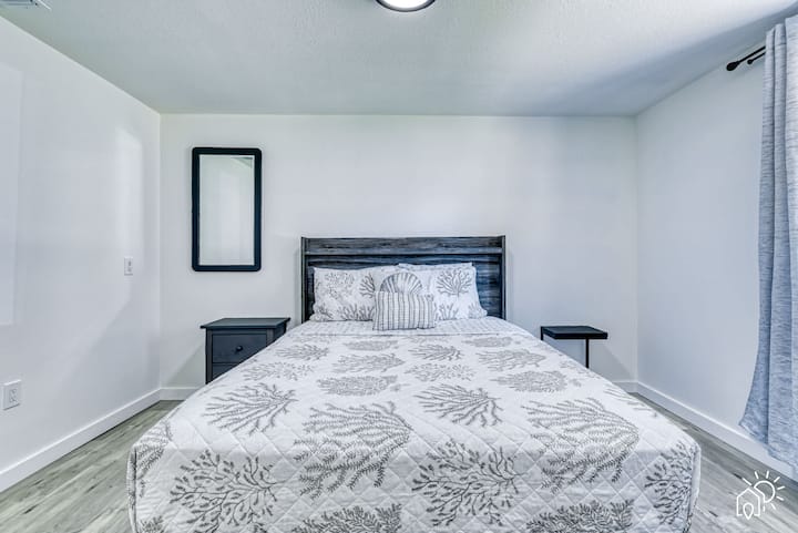 Očarujúca spálňa: Užite si pokojné noci v tomto pokojnom útočisku so sviežou výzdobou a prirodzeným svetlom!