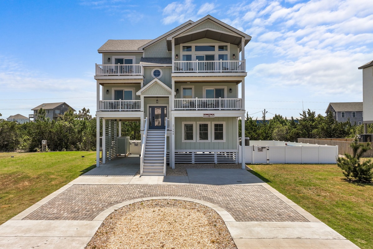 Dog-Friendly Salvo Home w/ Pool & Hot Tub
