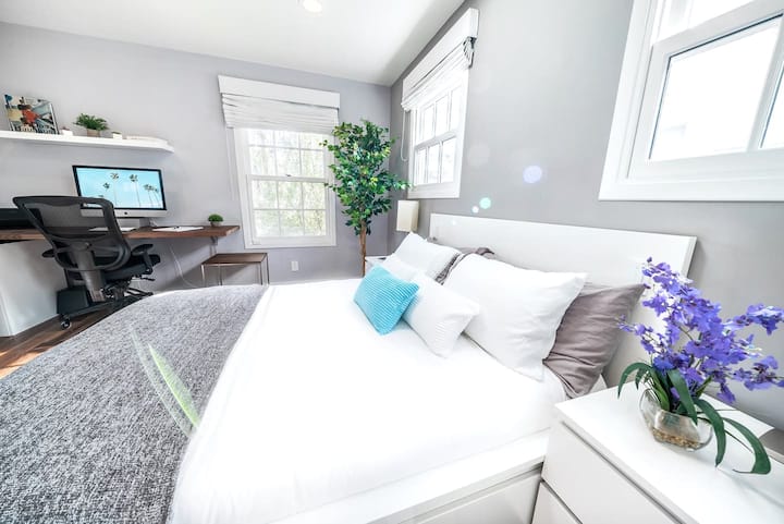 Втората спална соба се смирува со смирувачки бои и многу светлина. Сите завеси може да се затемнат за добар сон.