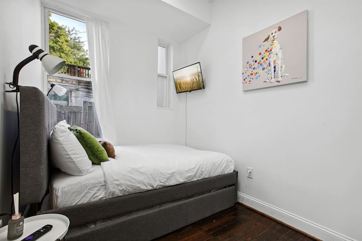 Спалня №6 на основното ниво има пълно легло с две единични легла отдолу