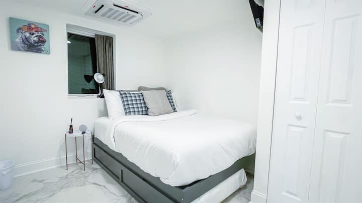 Спалня № 9 на долния етаж има двойно легло с двойно приставно легло отдолу