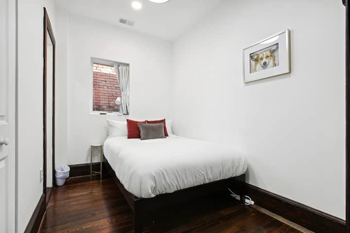 Спалня №4 на горния етаж има пълно легло и споделя баня с врата към спалня №5