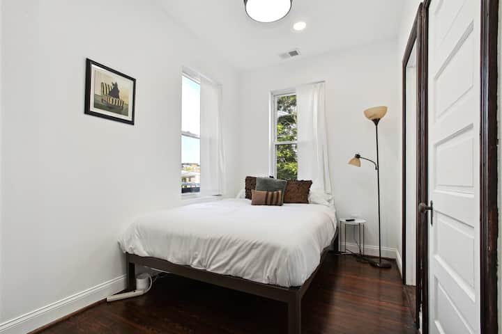 Спалня №5 на горния етаж има двойно легло и споделя баня с врата към спалня №4