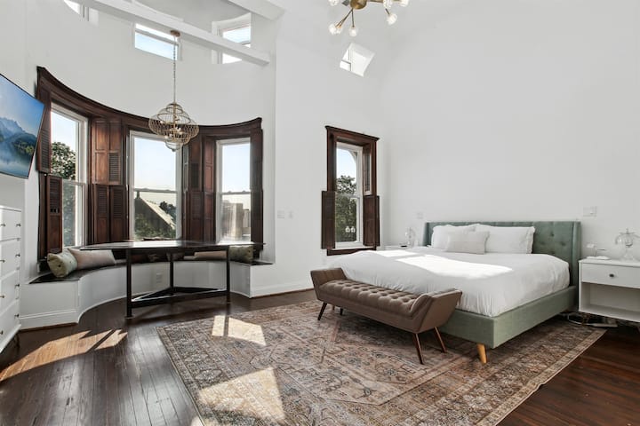 Основната спалня има сводести тавани, голямо двойно легло и кът за сядане на пейка