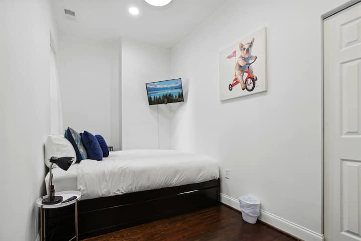 Спалня №2 на горния етаж има двойно легло с две единични легла отдолу