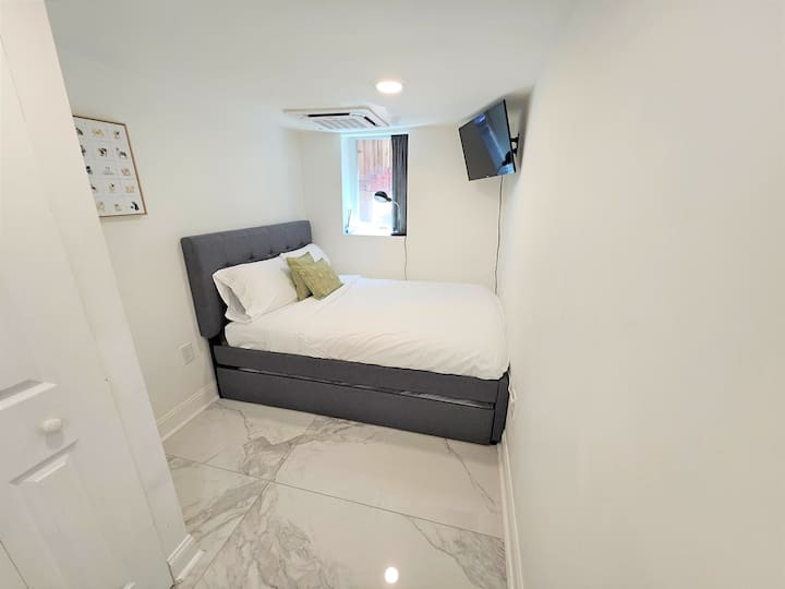 Спалня № 11 на долния етаж има двойно легло с двойно разтегателно легло отдолу